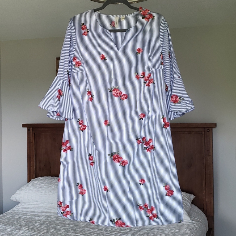 Dress with bell sleeves